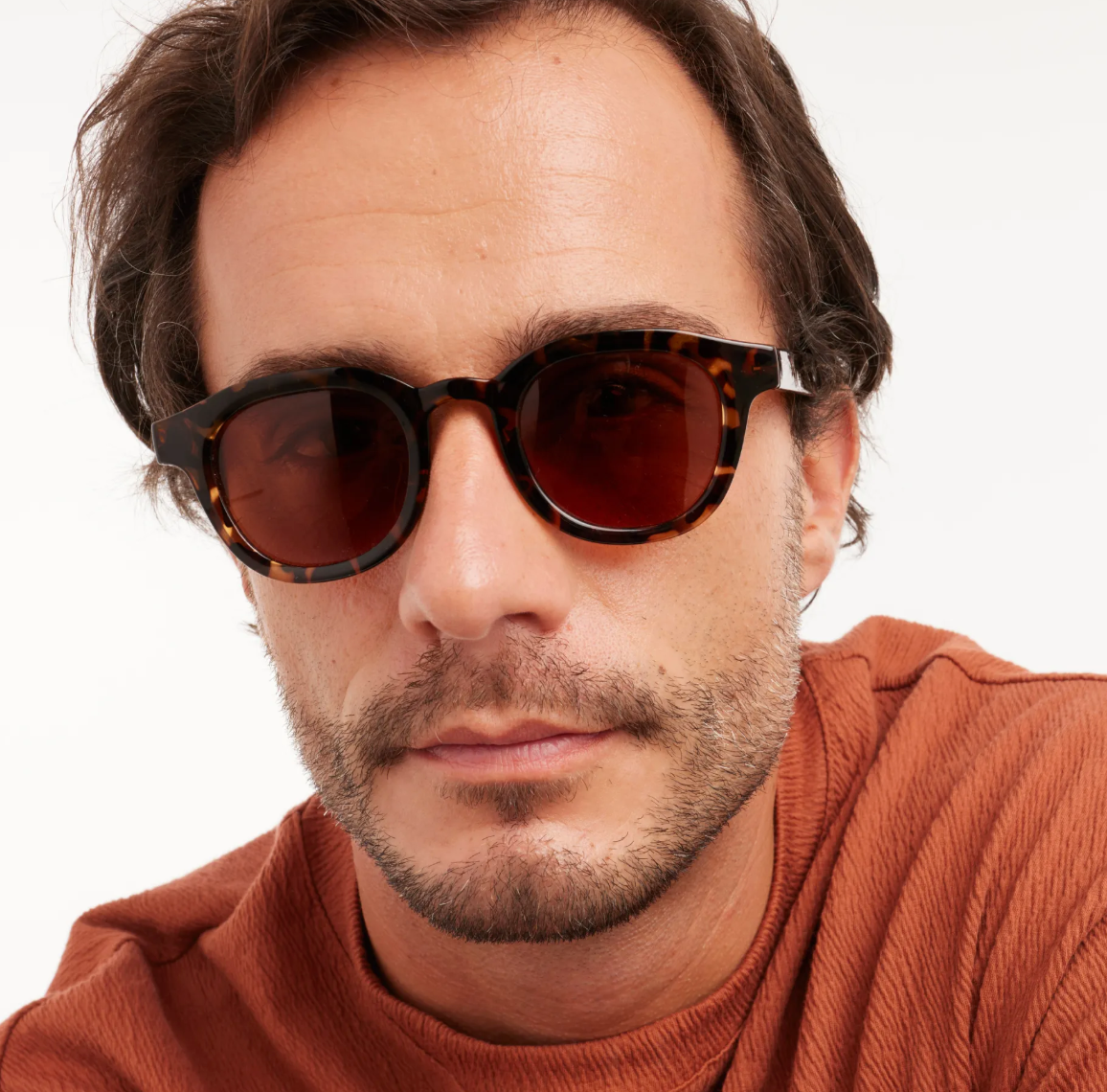 Close-up of the Andy Glossy - Tortoise Sun sunglasses by Barner, showing the tortoiseshell pattern.